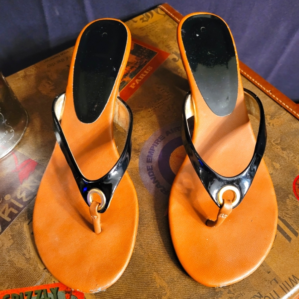 CABRIZI Black Patent Leather Kitten Heel Sandal